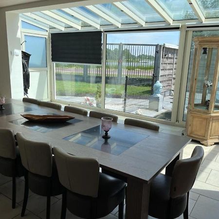 Comfortabele Woning Met Omheinde Tuin Aan Water Voor 12 P Oostburg Exterior foto