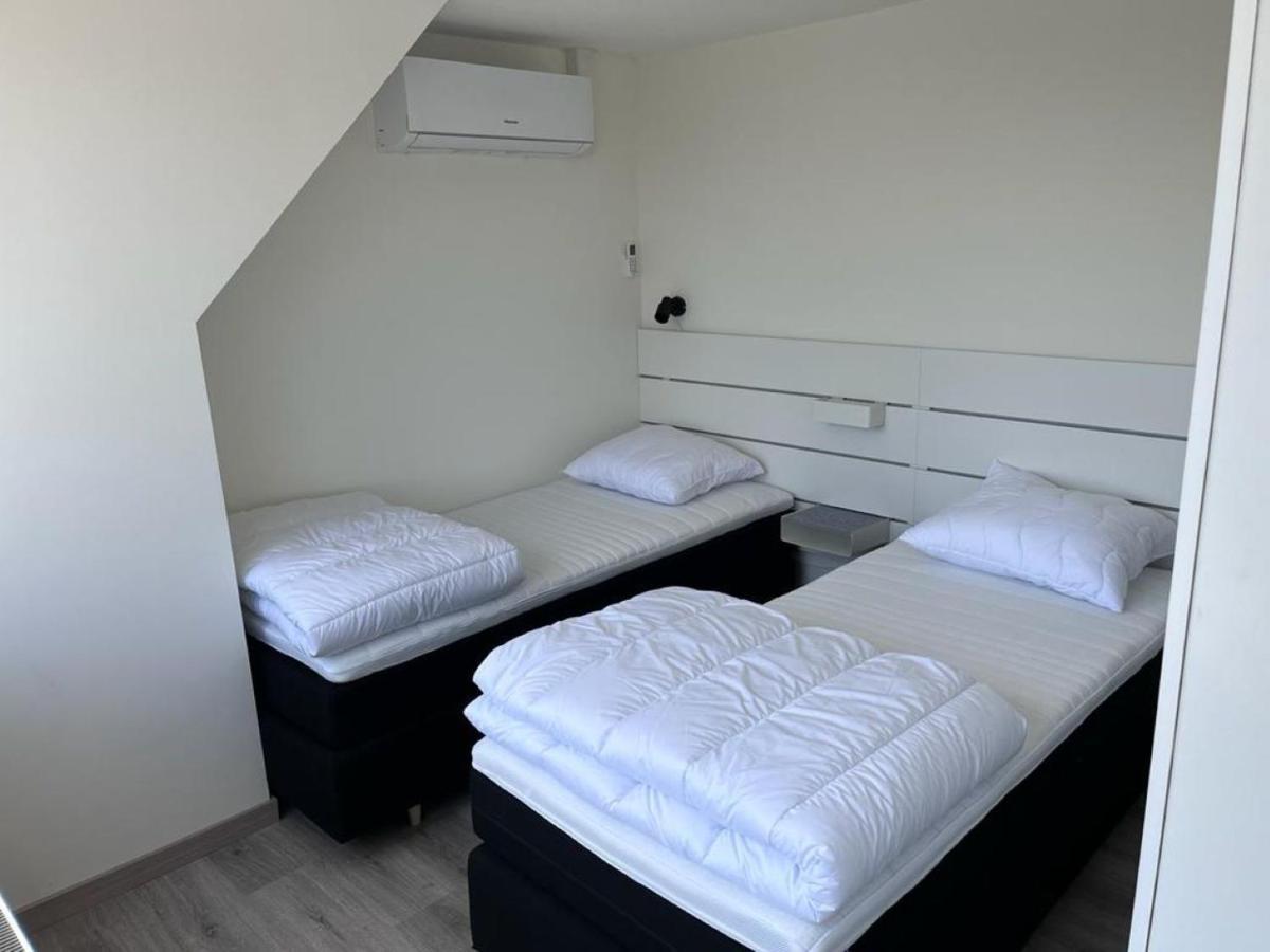 Comfortabele Woning Met Omheinde Tuin Aan Water Voor 12 P Oostburg Exterior foto