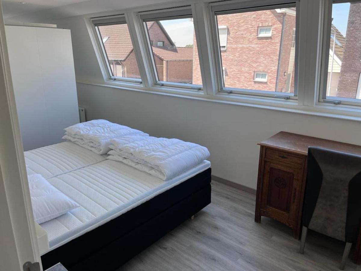Comfortabele Woning Met Omheinde Tuin Aan Water Voor 12 P Oostburg Exterior foto