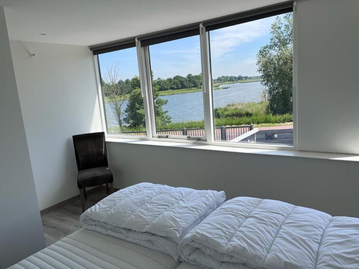 Comfortabele Woning Met Omheinde Tuin Aan Water Voor 12 P Oostburg Exterior foto