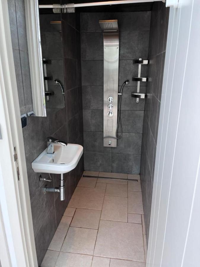 Comfortabele Woning Met Omheinde Tuin Aan Water Voor 12 P Oostburg Exterior foto