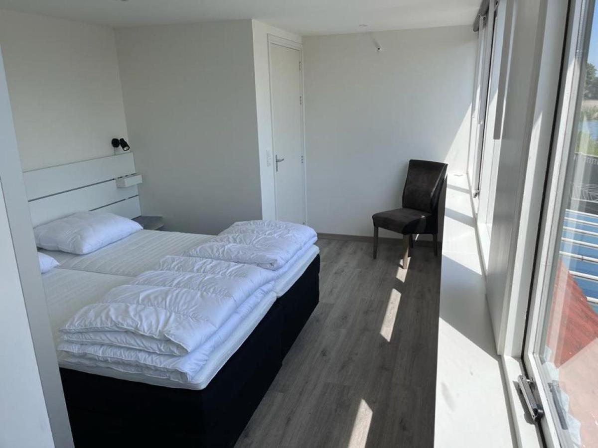 Comfortabele Woning Met Omheinde Tuin Aan Water Voor 12 P Oostburg Exterior foto