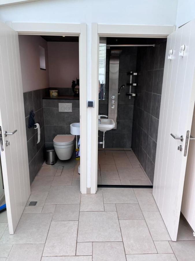 Comfortabele Woning Met Omheinde Tuin Aan Water Voor 12 P Oostburg Exterior foto