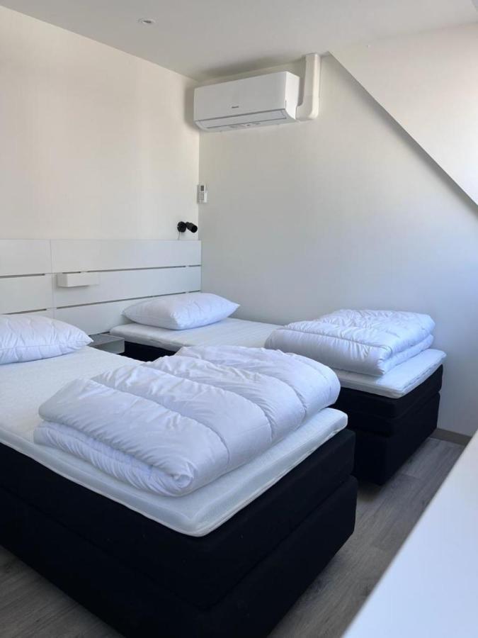 Comfortabele Woning Met Omheinde Tuin Aan Water Voor 12 P Oostburg Exterior foto