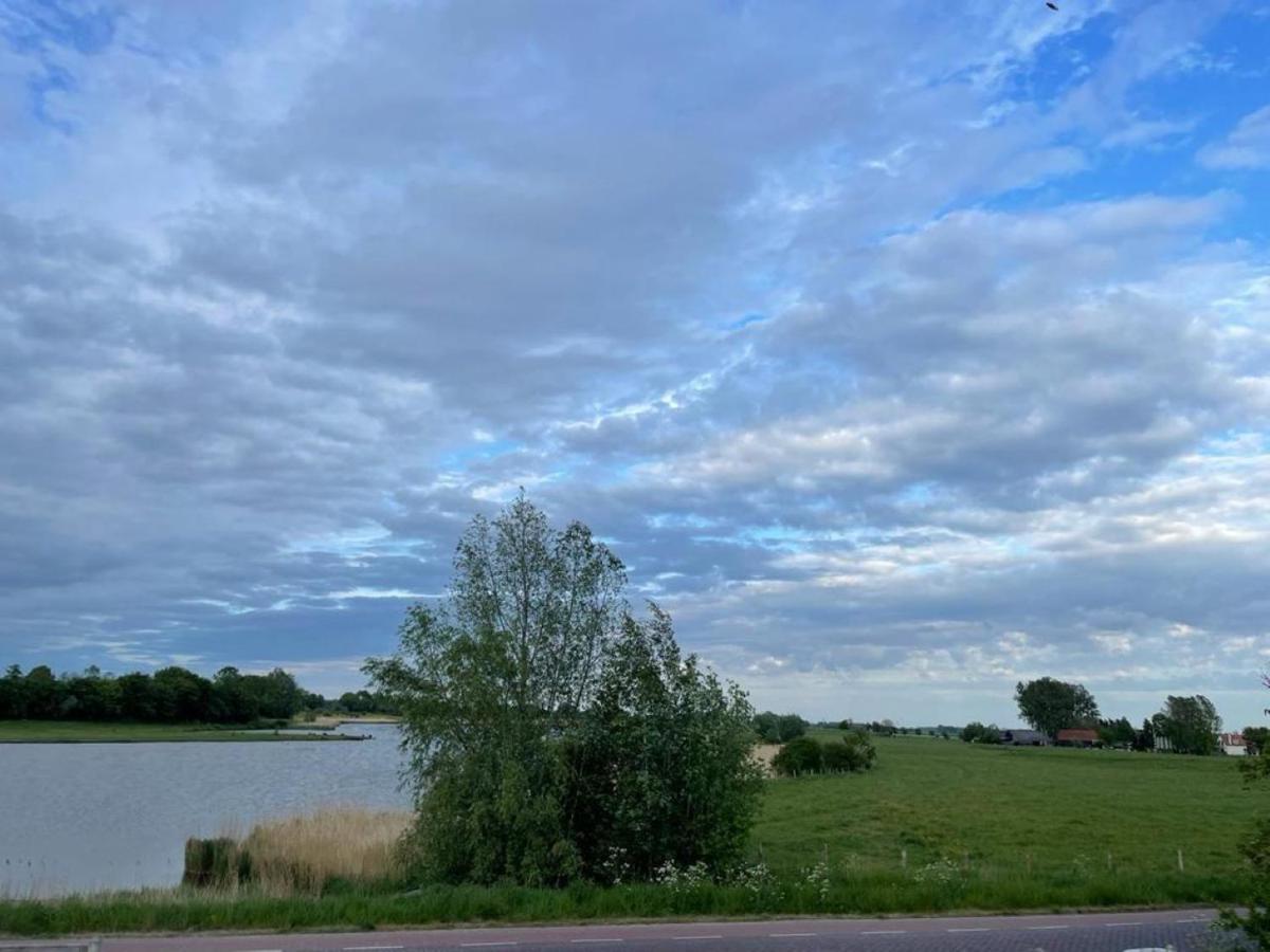 Comfortabele Woning Met Omheinde Tuin Aan Water Voor 12 P Oostburg Exterior foto