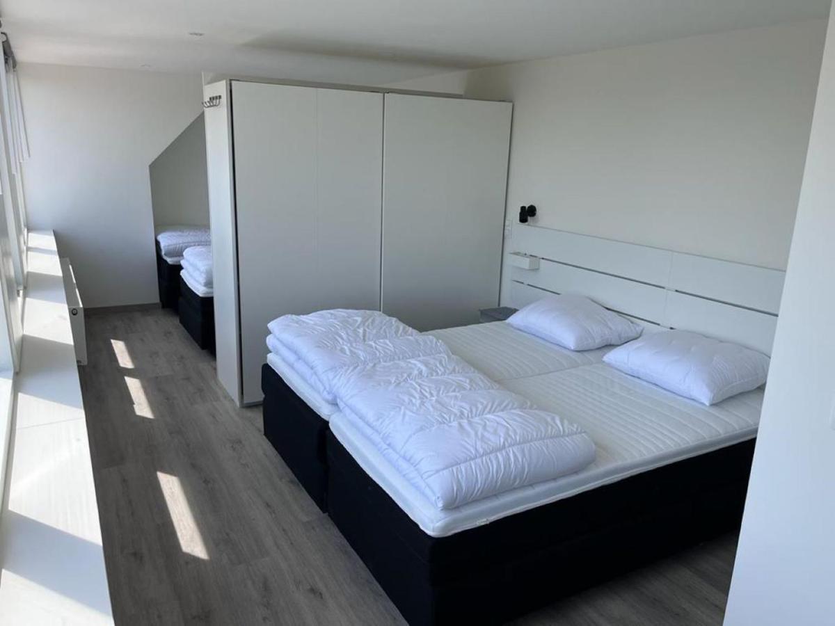 Comfortabele Woning Met Omheinde Tuin Aan Water Voor 12 P Oostburg Exterior foto