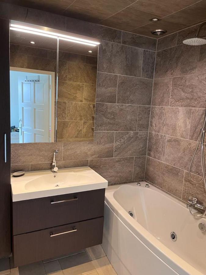 Comfortabele Woning Met Omheinde Tuin Aan Water Voor 12 P Oostburg Exterior foto