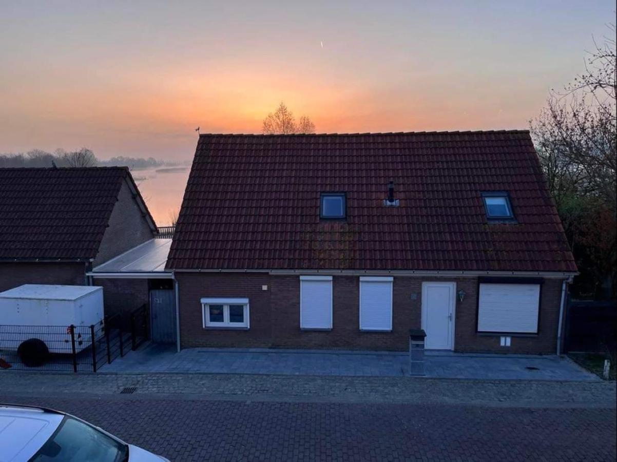 Comfortabele Woning Met Omheinde Tuin Aan Water Voor 12 P Oostburg Exterior foto