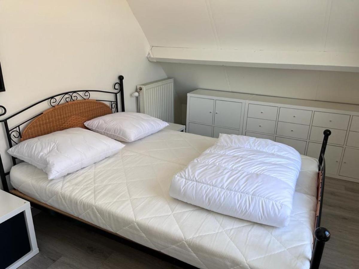 Comfortabele Woning Met Omheinde Tuin Aan Water Voor 12 P Oostburg Exterior foto