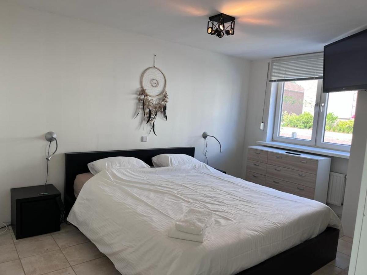 Comfortabele Woning Met Omheinde Tuin Aan Water Voor 12 P Oostburg Exterior foto